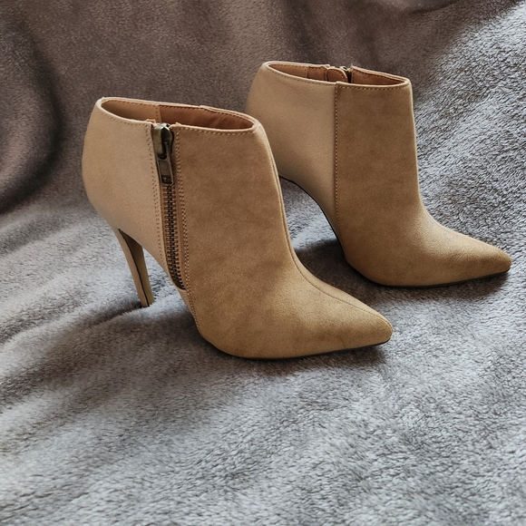 NWOT Woman's Heel/Boot Shoes Size 7 - Picture 3 of 4